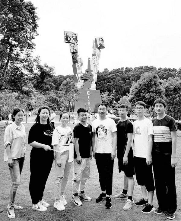 背后的五個大字是:勝利大營救!!!戰(zhàn)到未來,笑到未來。