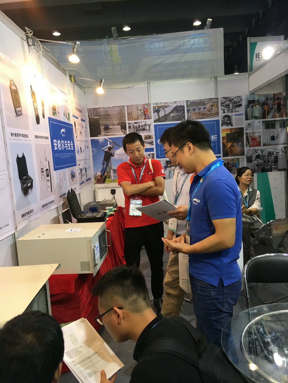 工程師為客戶做產品講解,客戶露出了滿意的微笑